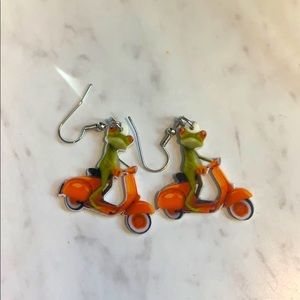 Earrings with gecko on scooter